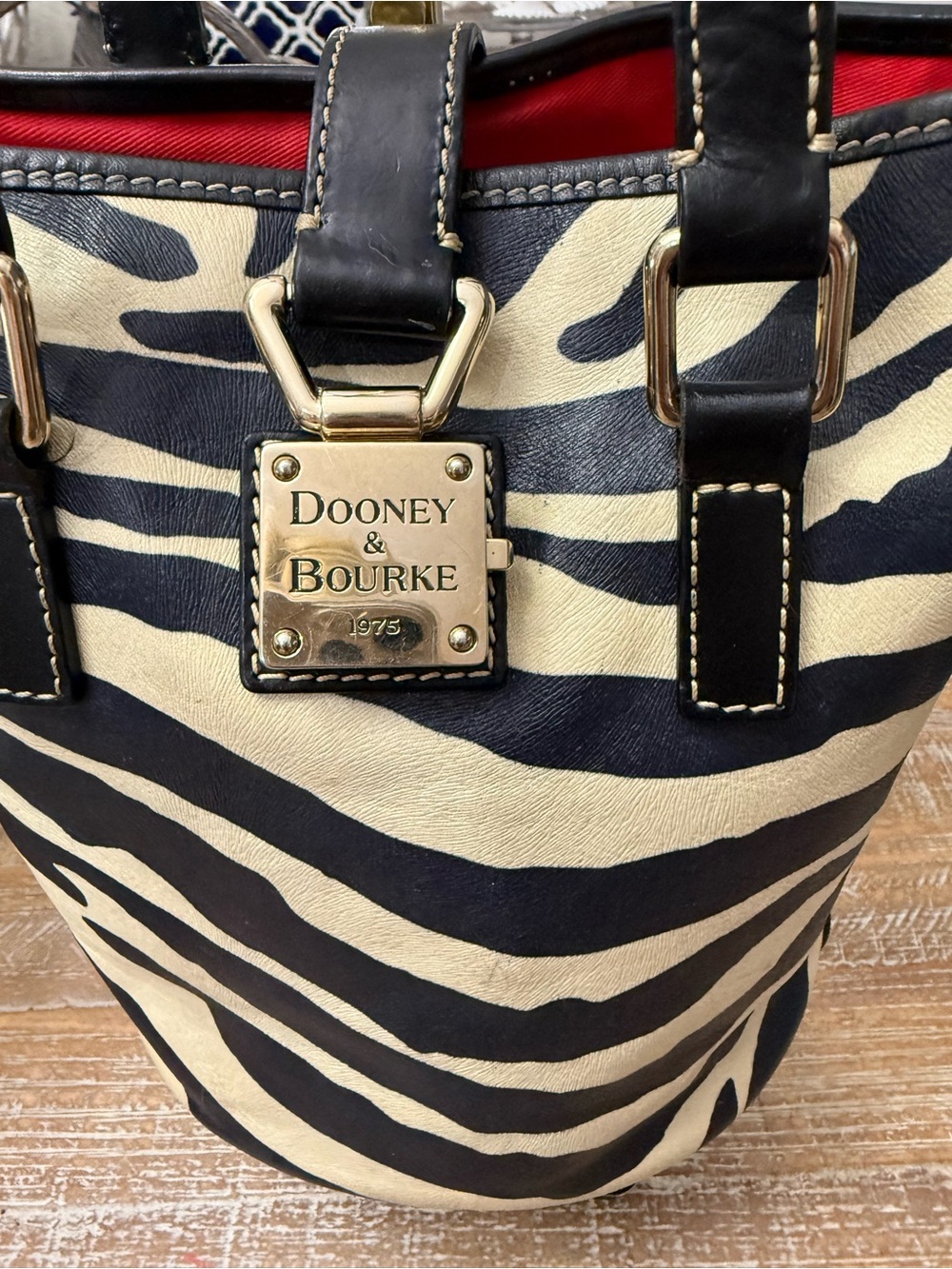 Dooney & Bourke Black & Cream Zebra-Print Bucket Tote with Push Lock. Vintage. - Picture 2 of 7